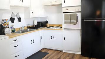 Frigorifero, microonde, forno, piano cottura