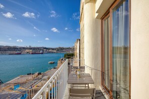 Outdoor dining - Plush one bedroom flat, sea view balcony LMAC1-1 (L-Isla)