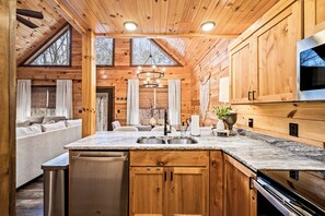 Fridge, microwave, oven, stovetop - 2 Kings • Hot Tub • Fire Pit • Arcade Fun (Sevierville)
