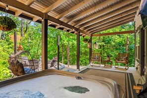 Terrace/patio - 2 Kings • Hot Tub • Fire Pit • Arcade Fun (Sevierville)