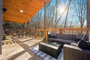 Terrace/patio - Hot Tub • King Bed • Fireplace • Sleeps 5 (Sevierville)