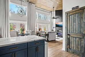 Interior - Hot Tub • King Bed • Fireplace • Sleeps 5 (Sevierville)