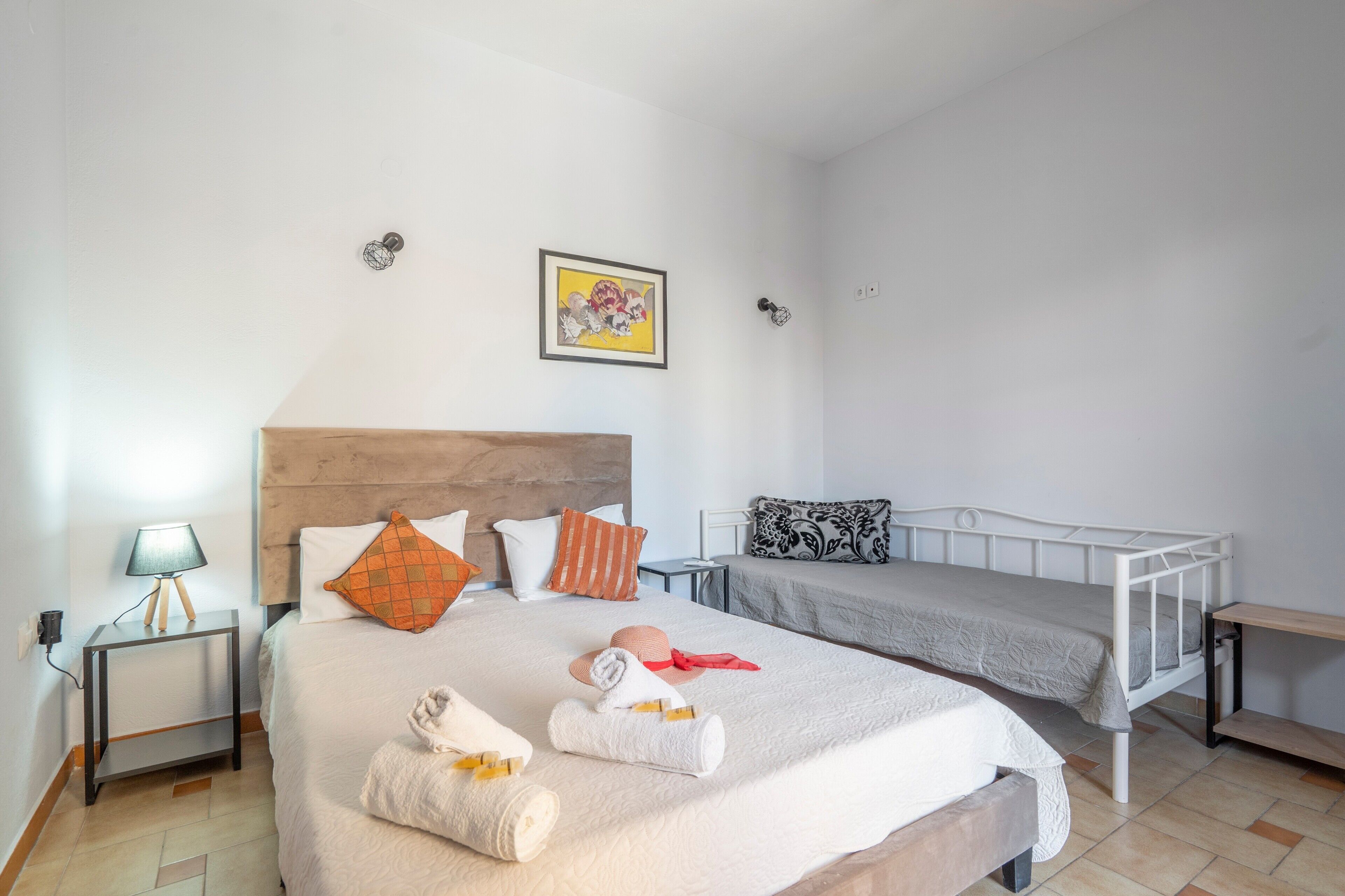 Iron/ironing board, WiFi, bed sheets
