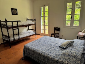 2 habitaciones, tabla de planchar con plancha y ropa de cama