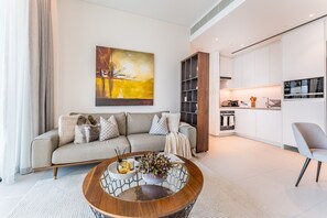 Uma sala de estar moderna com sofá, mesa de centro e obra de arte na parede.