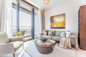 TV - Balcony Facing the Marina with Partial Sea Views, Steps from the Beach (Dubai)
