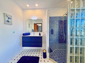 Shower, hair dryer, towels, soap - Charming vacation home close to the beach in Cala Mendia with pool, for 8 people (Cala Anguila - Cala Mendia)