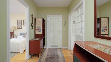 Escritorio, tabla de planchar con plancha, wifi y ropa de cama