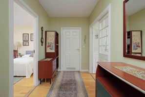 Escritorio, tabla de planchar con plancha, wifi y ropa de cama