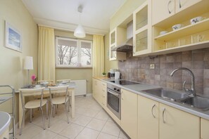 Kühlschrank, Ofen, Herdplatte, Wasserkocher mit Kaffee-/Teezubehör