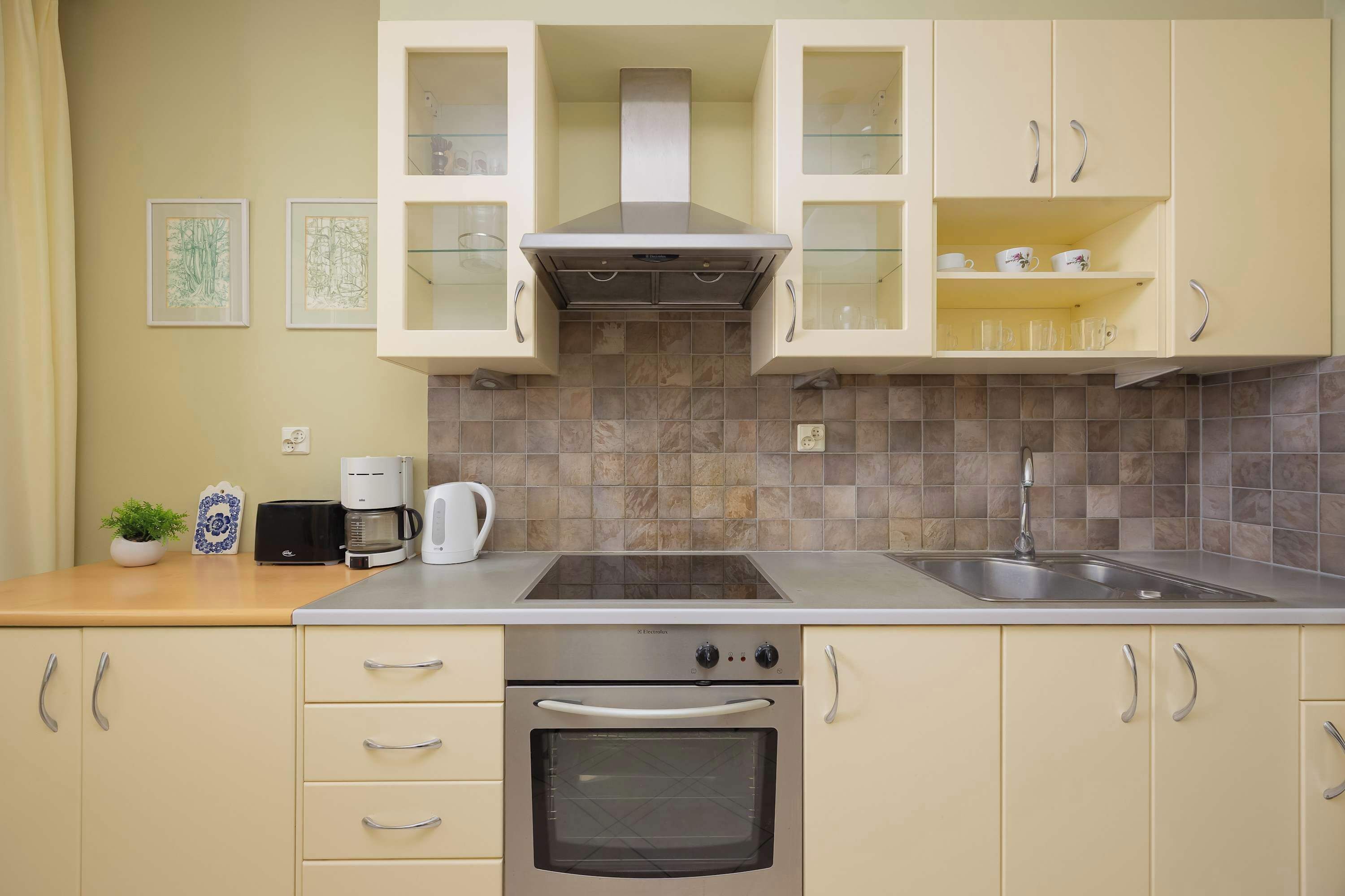 Frigorífico, horno, placa de cocina y cafetera o tetera