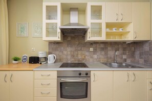 Frigorífico, horno, placa de cocina y cafetera o tetera