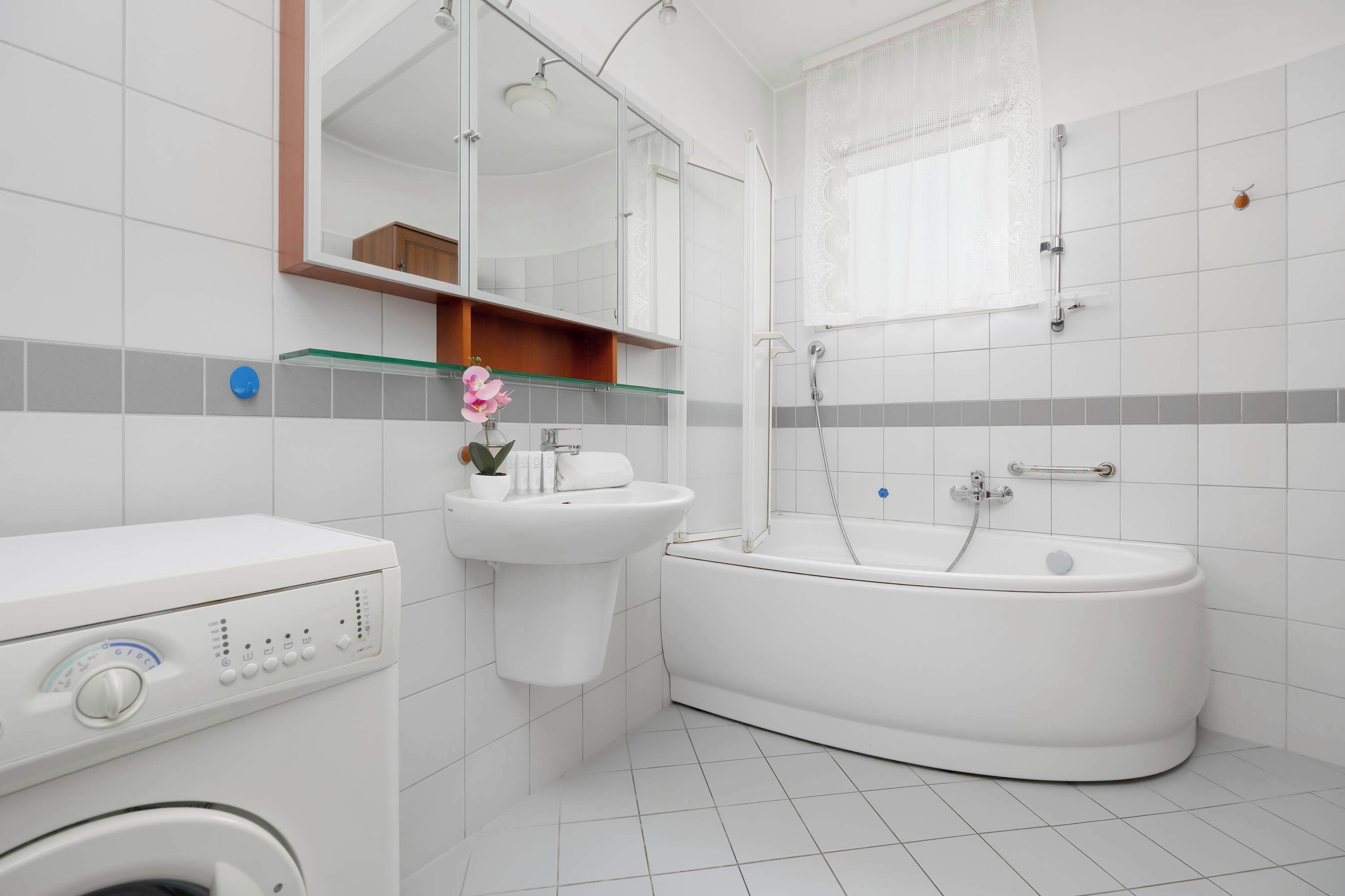 Een douche, een haardroger, handdoeken, shampoo
