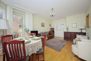 Una televisión, una oficina