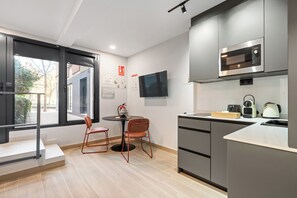 Standaard appartement, op benedenverdieping | Privékeuken | Een mini-koelkast, een magnetron, een kookplaat