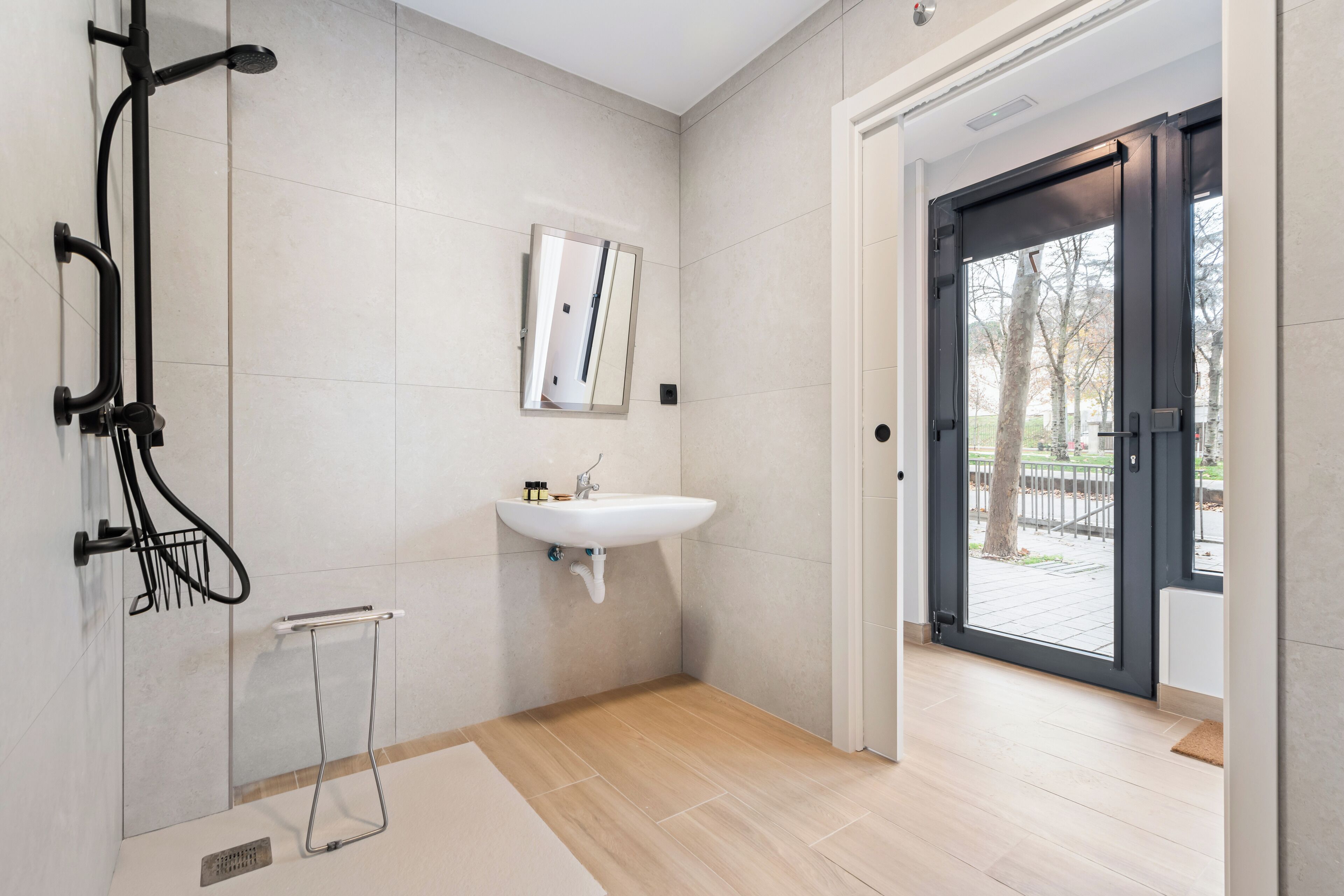 Studio Standard, accessible aux personnes à mobilité réduite, rez-de-chaussée | Salle de bain | Douche, sèche-cheveux, serviettes fournies, shampoing