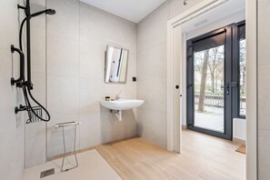 Standaard studio, toegankelijk voor rolstoelgebruikers, op benedenverdieping | Badkamer | Een douche, een haardroger, handdoeken, shampoo