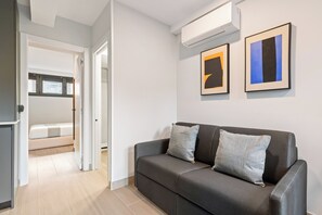 Standard-Apartment, Erdgeschoss | Wohnbereich | Flachbildfernseher