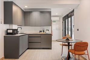 Studio – standard, tilpasset bevegelseshemmede, 1. etasje | Eget kjøkken | Minikjøleskap, mikrobølgeovn, kokeplater og kjøkkenutstyr