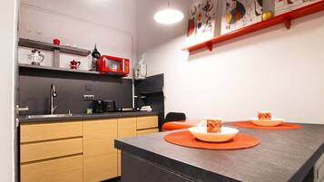 Coffee/tea maker, fridge, microwave, stovetop