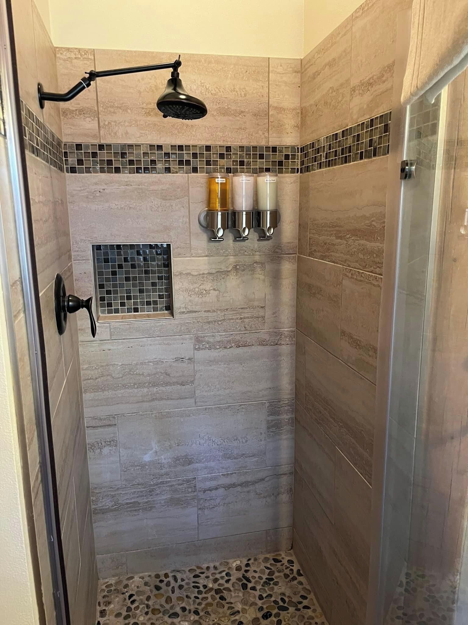 Secador de pelo, toallas