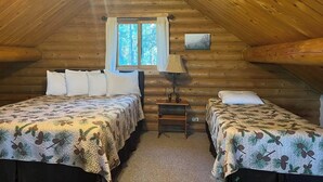 Un dormitorio rústico de madera con dos camas, una ventana, una lámpara y un cuadro en la pared.
