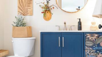 Een douche, een haardroger, handdoeken, zeep