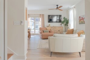 Smart TV, books - Cozy New House in a Prime Location (Carrollton)