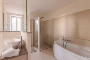 Douche, serviettes fournies, savon, papier toilette