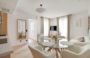 Dining - AN IDEAL BLEND OF SPACE, FUNCTIONALITY-ALONGSIDE TRENDY BOUTIQUES & LIVELY CAFÉS (Paris)