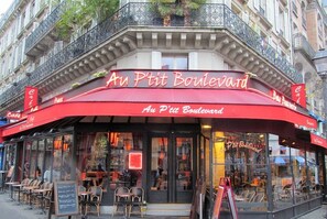 Exterior detail - AN IDEAL BLEND OF SPACE, FUNCTIONALITY-ALONGSIDE TRENDY BOUTIQUES & LIVELY CAFÉS (Paris)