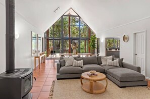 Smart TV, fireplace - CHARMING COUNTRY HOME ON 2 ACRES, SITUATED IN RURAL QUINDALUP (Quindalup)