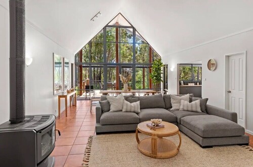 CHARMING COUNTRY HOME ON 2 ACRES, SITUATED IN RURAL QUINDALUP