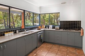 Een microgolfoven, een oven, een kookplaat, een vaatwasser