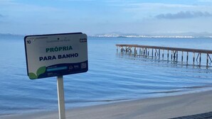 Señal que indica una zona de playa privada.