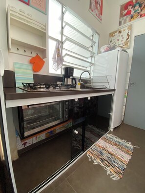 Private kitchen - Beachfront house with pool next to the Sesc Cacupe hotel. (Florianópolis)