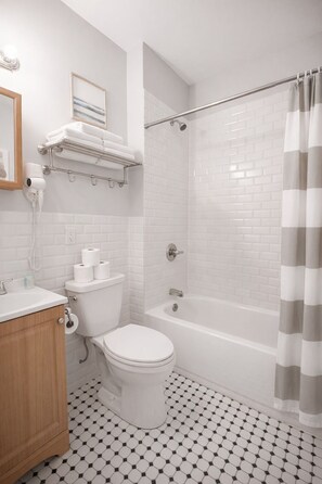 Haartrockner, Bidet, Handtücher, Seife