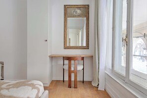 2 bedrooms, desk, iron/ironing board, WiFi - Luxury 2B,6P,AC by Louvre - Tuileries Gardens View (Paris)