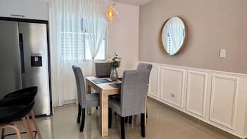 Apartment, 3 Bedrooms, Garden View | Dining