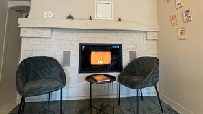 Comfort Double Room, Garden View | Living area | TV - LE CHALET DES PINS (Clermont)