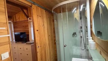 Comfort dubbelrum - utsikt mot trädgården | Badrum | Gratis toalettartiklar, hårtork, handdukar och tvål