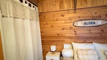 Comfort dubbelrum - utsikt mot trädgården | Mörkläggningsgardiner, gratis wi-fi och sängkläder