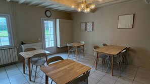 Comfort Double Room, Garden View | Living area