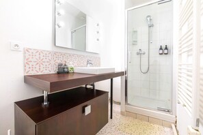 Sèche-cheveux, serviettes fournies