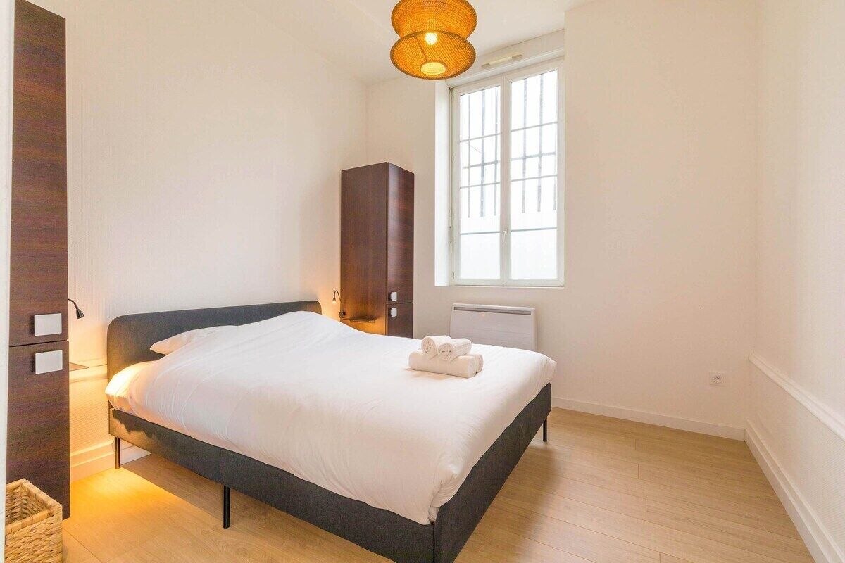 2 bedrooms, travel crib, internet, bed sheets