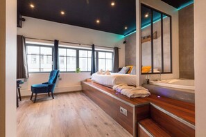 Tabla de planchar con plancha, acceso a internet y ropa de cama 