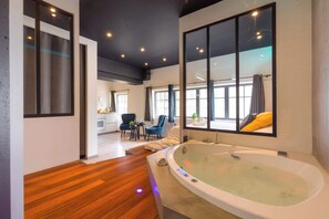 Shower, hair dryer, towels - Balneo Suite Arquebuse Love appart au coeur de Dijon (Dijon)