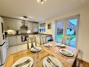 Dining - 4 Bed | Free Parking | Fast WiFi | Desk | Pets (Buckshaw Village)