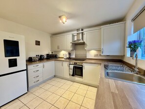 Private kitchen - 4 Bed | Free Parking | Fast WiFi | Desk | Pets (Buckshaw Village)
