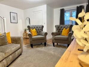 Smart TV - 4 Bed | Free Parking | Fast WiFi | Desk | Pets (Buckshaw Village)